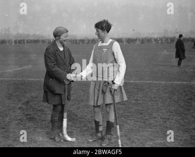 England gegen Schottland, Damen Hockey in Merton Abbey. Miss K Doman ( England ) und Miss O M Ambrose ( Schottland ) 12. März 1933 Stockfoto