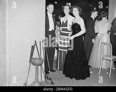 Beim Golfball im Grosvenor House, London, in Hilfe der St Mary ' s Hospital Extension Appeal Fund; AA Duncan, Miss Jacqueline Gordon und Miss Phyllis Wade. 1938 Stockfoto