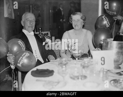Beim Golfball im Grosvenor House, London, in Hilfe von St Mary ' s Hospital; Herr ER Taylor (Kapitän der Royal Mid Surrey Golf Club) und Frau Cavendish Fuller. 10 Dezember 1936 Stockfoto
