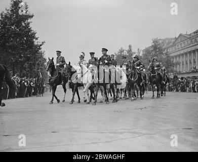 Seine Majestät der König präsentiert neue Farben für die Wachen ausländische militärische Attaches sind Teil der Parade 23 Juni 1936 Stockfoto
