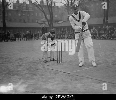 Jack Hobbs bei seinem Besuch im Foundling Hospital Site, Bloomsbury, als er Cricket mit Jungen aus benachbarten Schulen spielte 9 April 1934 Stockfoto