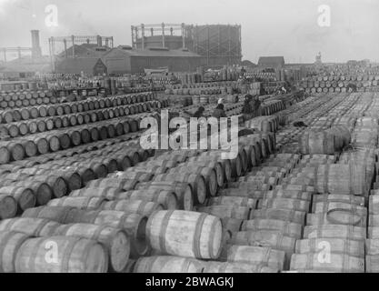 Hering Ernte bei Lowestoft Scotch Fischer Mädchen Ausgucken und Verpackung der Fische auf der Kai Seite Lowestoft . November 1920 Stockfoto