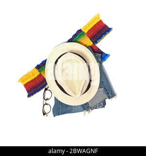 Mode im Sommer-Stil mit Regenbogen-Top und Jeans, mit Strohhut und Brille auf weißem Hintergrund, Draufsicht. Stockfoto