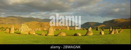 Panorama Blick auf den Steinkreis Castlerigg in warmem Abendlicht. Keswick, Lake District National Park, England, Großbritannien. Stockfoto