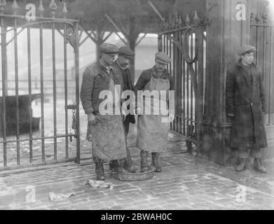 Fuß-und Mundkrankheiten Vorsichtsmaßnahmen auf dem Islington Market Arbeiter desinfizieren ihre Stiefel vor dem Verlassen 10. Februar 1922 Stockfoto