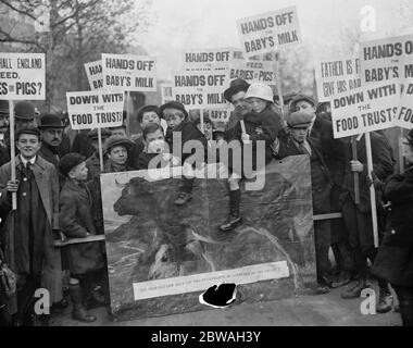 Mütter marschieren zum Hyde Park, um gegen 6-D-Milch zu protestieren 21. Oktober 1916 Stockfoto