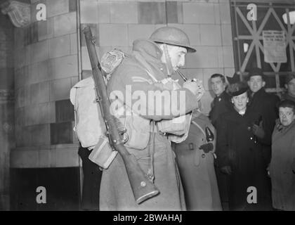 ' Leave ' Szenen bei Victoria Lighting the Pipe 3 Februar 1940 Stockfoto