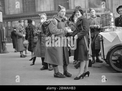 „Verlassen“ Szenen bei Victoria, die den Kaffee schnappt 3. Februar 1940 Stockfoto