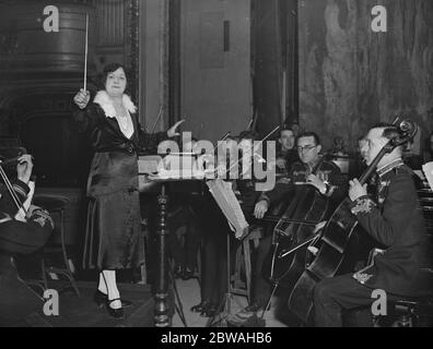 Frauen führen Army Band Miss Susan Spanien Dunk Proben mit der Royal Artillery Band im Royal Academy Theater Woolwich 10 März 1932 Stockfoto