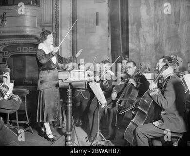 Frauen führen Army Band Miss Susan Spanien Dunk Proben mit der Royal Artillery Band im Royal Academy Theater Woolwich 10 März 1932 Stockfoto