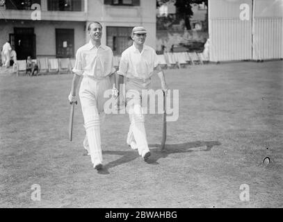 Schauspieler gegen Musiker Cricket im Hampstead Cricket Club Edward Harben , links und Lignel Masson . Die Schauspieler der Eröffnungsbatte 27. Juli 1934 Stockfoto