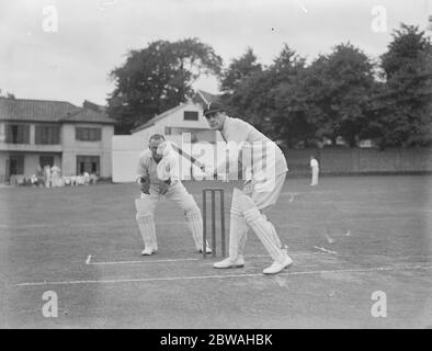 Schauspieler versus Musiker Cricket im Hampstead Cricket Club Owen Nares Batting , Harold Williams Keeping Wicket 27 Juli 1934 Stockfoto