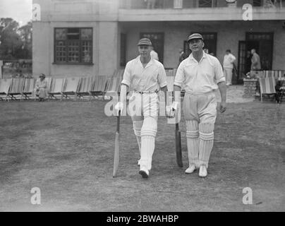 Schauspieler gegen Musiker Cricket im Hampstead Cricket Club Peter Cranmer und Pat Beckett gehen, um für die Musiker zu schlagen (der ehemalige ist ein Rugby International) 27 Juli 1934 Stockfoto