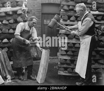 Cricket Fledermaus machen bei John Wisden ' s Spaltung der Weide 26 März 1920 Stockfoto