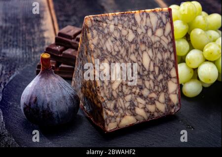 Käsekollektion, irischer brauner gewachster marbelierter Cheddar-Käse mit Guinness dunklem Stout-Bier aus nächster Nähe Stockfoto