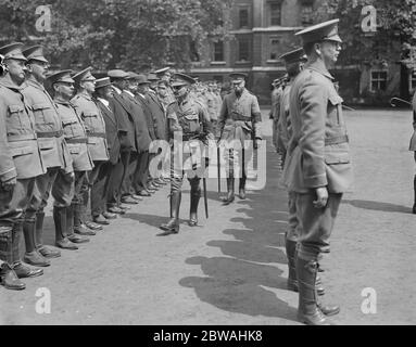 Oberstleutnant Roustam Bek inspiziert Flotte TT Coy LT. SPALTE BORIS LEONIDOWITSCH TAGUEEF ROUSTAM BEK ( Russisch ) die Männer in der Mitte haben noch keine Uniformen und sind in Zivilkleidung gekleidet Stockfoto