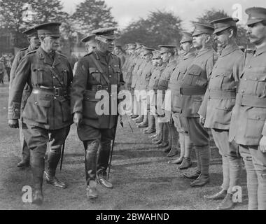 Generalmajor Sir Alfred Edward Turner überprüft das Camberwell-Bataillon des South London Regiment 1915 Stockfoto