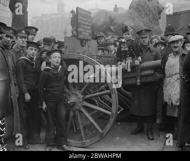 Eine deutsche Kanone (77mm Feld Kanone) wurde bei Loos bei einem Rekrutierungstreffen auf dem Trafalgar Square 1915 gefangen genommen Stockfoto