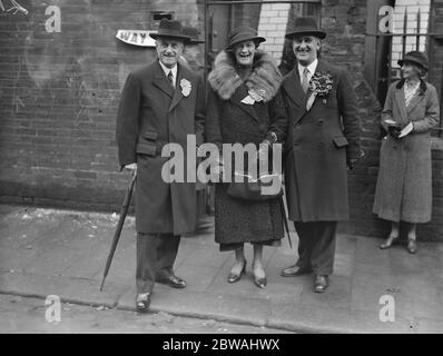 Allgemeine Wahlen , 1935 An Den Holy Trinity Schools , Chelsea Sir Samuel Hoare , Lady Maud Hoare , Herr Sandiland ( Labor ) 15 November 1935 Stockfoto