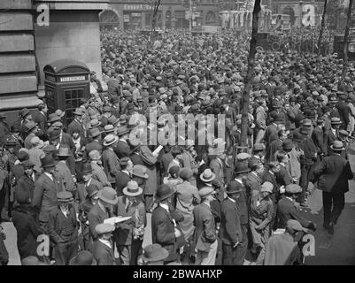 Allgemeine Wahlen , 1929 Zuschauer warten vor Australien Haus 31 Mai 1929 Stockfoto