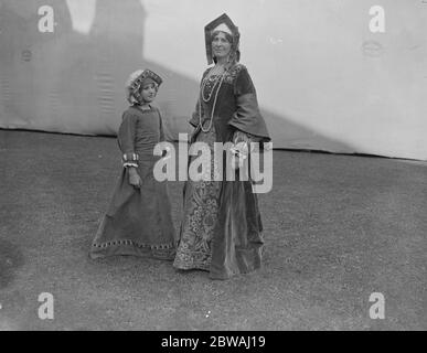 Bei der "Masque of Anne Boleyn" gehalten in Blickling Hall, Norfolk, Lady Ballance und ihre Tochter Rosmarin in Tudor Kostüm. 1938 Stockfoto