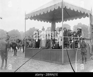 Trooping die Farbe im Hyde Park; die Königin (Queen Mary), Königin Alexandra, Prinzessin Victoria, Prinzessin Mary, Prinzessin Arthur von Connaught und Lady Patricia Ramsay. Juni 1919 Stockfoto