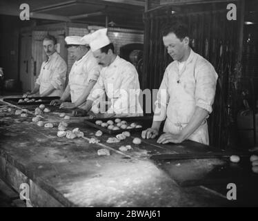 Die Herstellung von heißen Cross Buns Art R E Jones Ltd die Wertung der Buns 28 März 1923 Stockfoto