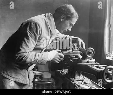 Shell-Fabrik in einer Vestry, Rev McKenzie in seiner Shell-Fabrik Stockfoto