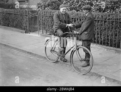 Ein Pionier-Radler Herr George Boden, der gerade seinen 71. Geburtstag gefeiert hat, war der erste Mann, der ein Stahl-gerimtes Fahrrad in England fahren. Die Maschine wurde von seinem Vater hergestellt und anschließend von Blondin, dem berühmten Seilläufer, gekauft und in seinen Aufführungen verwendet. Herr boden fährt am 22. Oktober 1931 mit seinem Fahrrad Stockfoto