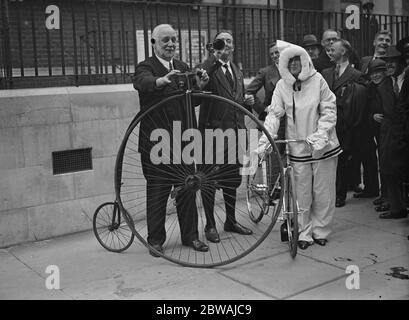 Herr George Lansbury M P mit einem alten Penny Farthing Zyklus , auf der Cycle Show in der Horticultural Hall , Westminster. In seinen jungen Tagen fuhr Herr Lansbury eine dieser Maschinen 17 November 1932 Stockfoto