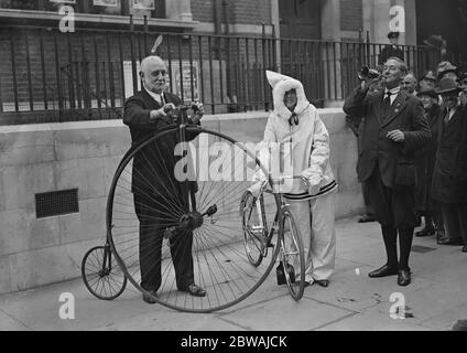 Herr George Lansbury M P mit einem alten Penny Farthing Zyklus , auf der Cycle Show in der Horticultural Hall , Westminster. In seinen jungen Tagen fuhr Herr Lansbury eine dieser Maschinen 17 November 1932 Stockfoto