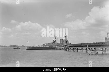 HMS Hood in Portsmouth Hafen , vor dem Betreten der Trockendocks für Überholung 17 Juni 1933 Stockfoto