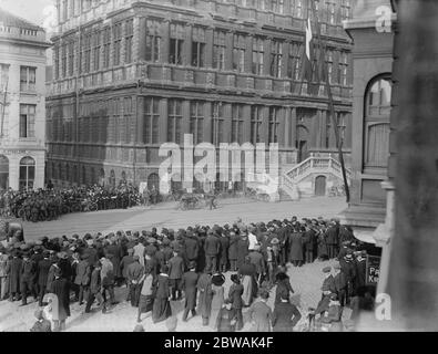 Gent in der flämischen Region von Belgien von den Deutschen besetzt. Die deutsche Flagge über dem Hotel de Ville 13 Oktober 1914 Stockfoto