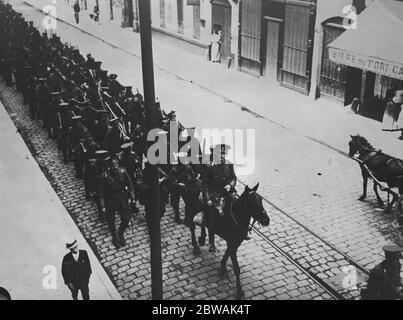 Royal Irish Fusiliers in Boulogne ( unter der Führung von General Bull ) ' B ' Company die Royal Irish Fusiliers kamen in Boulogne, Frankreich am 22. August 1914 und sofort begann, sich auf den Feind. Zu dieser Zeit hatte der Rest der britischen Armee eine Verteidigungslinie in Mons, in der Nähe von Brüssel, in dem Bemühen, den Vormarsch der kaiserlichen deutschen Armee im Rennen um Paris und die Seehäfen von Frankreich und Belgien zu stoppen. Als die Royal Irish Fusiliers in Le Cateau aus dem Zug stiegen, befand sich das Regiment als Nachhut auf einem chaotischen Rückzug, als die britische Armee von Mons zurückfiel. Stockfoto