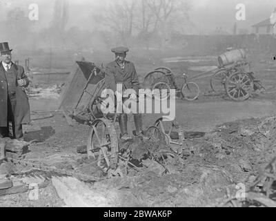 Dorf von Little Chesterford durch Feuer zerstört. Herr W E Green , Eigentümer der Manor Farm . April 1914 Stockfoto