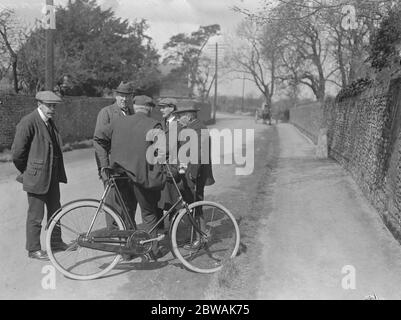 Dorf von Little Chesterford durch Feuer zerstört. Lord Braybrooke, der Besitzer des Grundstücks (rechts, in weichem Hut). April 1914 Stockfoto