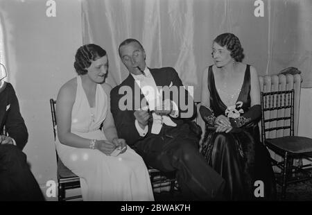 New Forest United Jagdball in Brockenhurst . Frau Craven Ellis , Herr W. Craven Ellis , Parlamentsabgeordneter (Southampton) und Frau Craven Ellis . 21. April 1933 Stockfoto