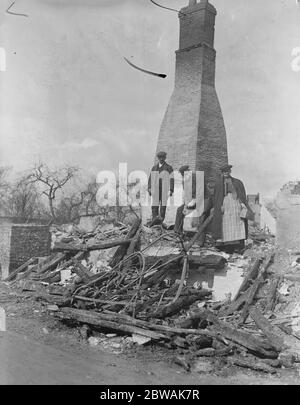 Dorf von Little Chesterford durch Feuer zerstört. Mr Law, 73 Jahre alt und seine Tochter Frau Carter mit ihrem Mann auf den Ruinen ihres Hauses. April 1914 Stockfoto