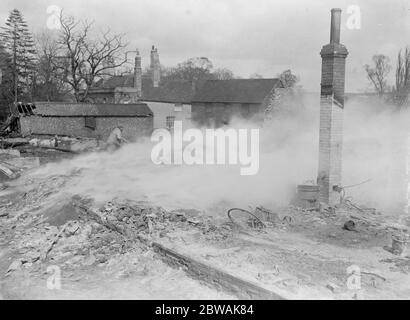 Dorf von Little Chesterford durch Feuer zerstört. Das Feuer brennt noch. April 1914 Stockfoto