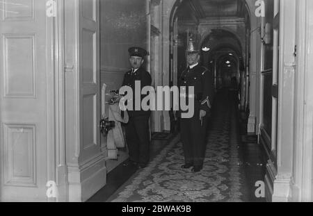 Links, Metropole Hotel Fireman mit Alderman Henry Edward Davis, einer der unerschrockensten Feuerwehrleute seiner Zeit. Obwohl 90 Jahre alt, verlässt er noch ein aktives Leben und schwelgt in Sparring Kämpfe Stockfoto