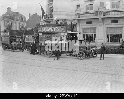 Londoner Autobusse in Belgien Londoner Busse wurden verwendet, um Truppen durch Belgien und Frankreich während des 1. Weltkrieges zu transportieren Stockfoto