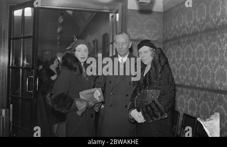 Privater Aussichtstag in der London Portrait Society 's Show in den Burlington Galleries. Frau McGrath ( Rosita Forbes ), Oberst McGrath und Hon Frau Arnold Henderson . Stockfoto