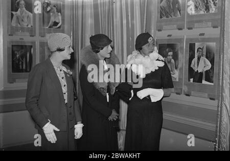 Private Ansicht von Captain Peter North 's Show von Porträts von berühmten Menschen. Frau Anne Duveen, Frau Ja Beale und Gräfin De Villeneuve Stockfoto