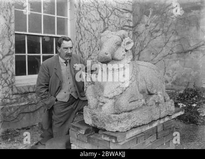 Wunderbare Reliquien für die nationale Sammlung das britische Museum haben von Mr. A Bullard, einem bekannten Antiquar von Newport Pagnell, zwei sehr interessante indische Idole aus Stowe House erworben. Herr Bullard und ein "Sacred Bull", der vor 150 Jahren von einem der Herzöge von Buckingham am 4. März 1923 aus Indien gebracht wurde Stockfoto