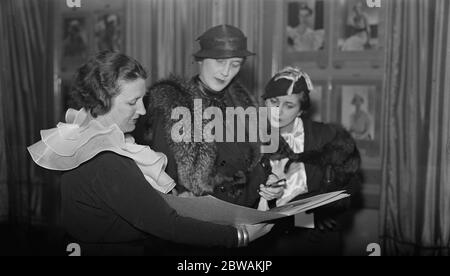 Private Ansicht von Captain Peter North 's Show von Porträts von bekannten Menschen. Frau Peter North, Frau Winchilsea, Frau Daphne Finch Hatton. 17 Juli 1935 Stockfoto