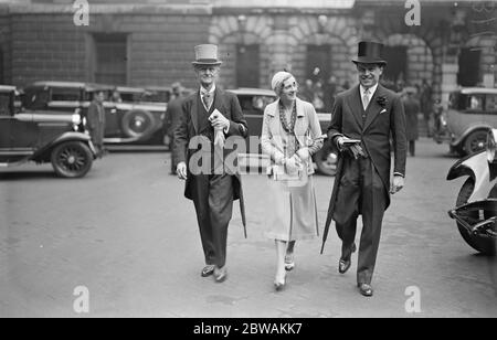 Privater Aussichtstag in der Royal Academy. Herr Norman Forbes Robertson , Lady und Sir Nevill Pearson . 1932 Stockfoto