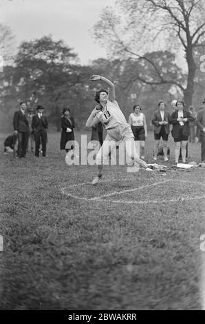 Frauen Sport im Regent's Park Miss Martel Jacob s von Berlin Putting the Shot 13 Mai 1933 Stockfoto