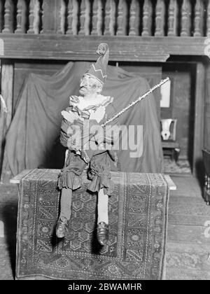 Menschlicher Schlag . Herr Charles Windermere vom Strand Theater als ' Punch ' in der menschlichen ' Punch und Judy ' zeigen, um der Kensington Garden Partei in Hilfe von Kriegsvorräte vorgestellt zu werden Stockfoto