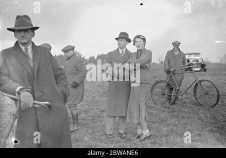 Treffen der Warwickshire Jagd in Upton House Mr Peter Adams und Miss Vivian Baker 1932 Stockfoto