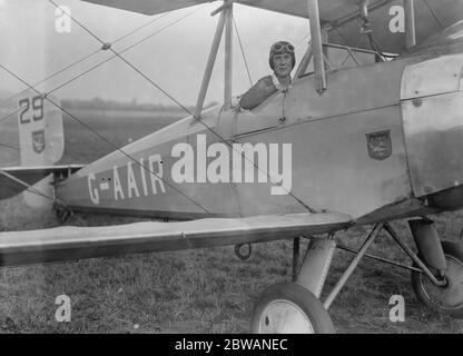 Die Hon Mrs Victor Bruce eine britische Rekordbrecherin am 25. September 1930 nannte sie das Flugzeug Bluebird und hob auf einem Weltumrundflug vom Heston Aerodrome ab Stockfoto